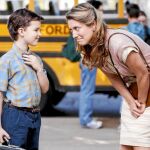 De izqda. a dcha., Iain Armitage y Zoe Perry, que encarna a la madre de Sheldon en la serie