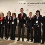 El príncipe de Asturias, acompañado del presidente de la candidatura Madrid 2020 y del COE, Alejandro Blanco (d) y la alcaldesa de la capital, Ana Botella, durante la clausura de las jornadas en las que el Comité Olímpico Internacional (COI) ha sometido a evaluación a la mencionada candidatura.
