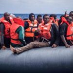 Refugiados en una lancha esperan a ser rescatados / Efe