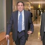 El consejero Antonio María Sáez, recorre las instalaciones de la Consejería de Sanidad, junto al gerente regional de Salud, Eduardo García Prieto