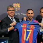 El director deportivo del FC Barcelona, Robert Fernandez; el jugador, Paco Alcácer; el vicepresidente y responsable del área deportiva, Jordi Mestre; y y el director de deportes profesionales, Albert Soler, posan juntos durante la presentación de Paco Alcácer como nuevo jugador del Barça