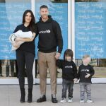 Pilar Rubio y Sergio Ramos, posan con sus hijos a la salida del hospital