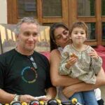 La pequeña Nadia, junto a sus padres.