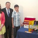 Mateos con varios alumnos participantes, entre ellos, la ganadora, Cristina Sáez