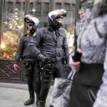 Policías vigilan ayer las abarrotadas calles del centro de la capital cercanas a la Plaza Mayor