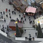 Vista aérea del mercado navideño de la Breitscheidplatz en Berlín, Alemania, después su reapertura hoy, 22 de diciembre de 2016.