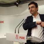 El portavoz de la Comisión Gestora del PSOE, Mario Jiménez, durante la rueda de prensa posterior a la reunión celebrada hoy