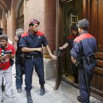 Tensión entre los Mossos y la PAH por un desahucio con menores en Hospitalet