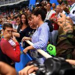 Phelps celebra con su hijo Boomer en la grada. Foto: Efe