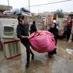 Una familia reúne sus pertenencias antes de trasladarse a un campo de refugiados de Mosul
