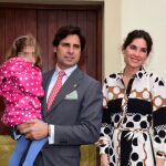 Fran Rivera y Lourdes Montes, junto a su hija, en la Semana Santa de Sevilla
