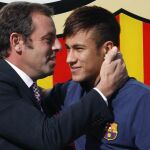 El jugador brasileño del FC Barcelona, Neymar da Silva (d) junto a Sandro Rosell durante su presentación en Barcelona.