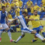 El delantero marroquí de Las Palmas Oussama Tannane disputa un balón con el centrocampista argentino del Leganés Alexander Szymanowski