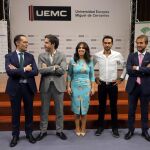 La rectora de la UEMC, Imelda Rodríguez; el exciclista profesional Alberto Contador, el presidente del Fórum Familiar de Castilla y León, Francisco Iglesia y el de la asociación Empresa Familiar de Castilla y León, César Pontvianne, entre otros, antes de la conferencia