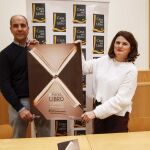 Carmen Ortiz presentó la feria ayer en la Casa del Libro que dirige Rafael García
