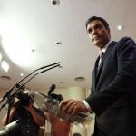 El secretario general del PSOE, Pedro Sánchez, durante la rueda de prensa posterior a la reunión que ha mantenido hoy con el presidente del Gobierno en funciones, Mariano Rajoy