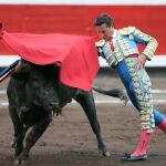 El matador Diego Urdiales realiza un pase de pecho a su segundo toro