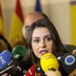 La líder de Ciutadans en Cataluña, Inés Arrimadas, atiende a los medios tras su reunión con la vicepresidenta del Gobierno.