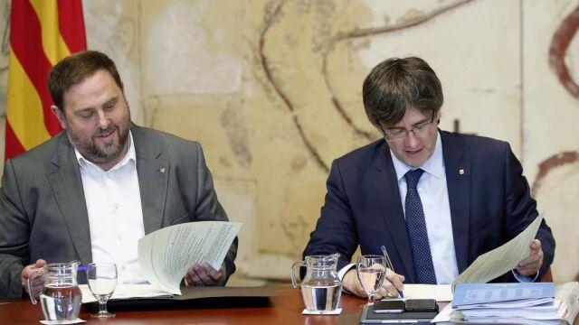El presidente de la Generalitat, Carles Puigdemont (d), junto al vicepresidente y conseller de Economía y Hacienda, Oriol Junqueras