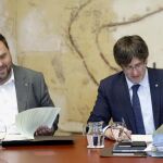 El presidente de la Generalitat, Carles Puigdemont (d), junto al vicepresidente y conseller de Economía y Hacienda, Oriol Junqueras