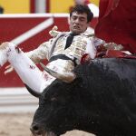 Ureña siendo cogido por el cuarto toro / EFE