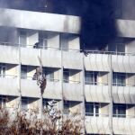 Un hombre cae de la cuarta planta del hotel Intercontinental de Kabul tras su asalto por talibanes. Efe