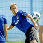 Honda controla un balón en un entrenamiento de Japón / Reuters