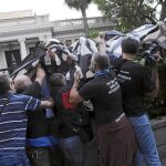 Protesta de trabajadores de diferentes televisiones frente a la residencia del primer ministro, en Atenas