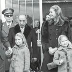 Imagen de archivo en la que Juan Carlos I, cogido de la mano de la Infanta Elena, conversa con el matrimonio Martínez-Bordiu, junto a su hija Carmen, duquesa de Franco