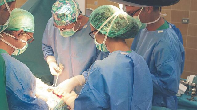 Hipec consiste en extirpar el tumor con cirugía y aplicar quimio a alta temperatura dentro de la cavidad abdominal