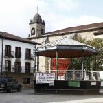 Pancarta en la plaza de Alsasua tras las detenciones que se han producido por la agresión a dos agentes de la Guardia Civil.