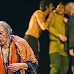 José Luis Gómez, caracterizado como la celestina, el personaje que interpreta en el TNC.