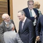 El presidente Fabra habla con varios diputados a la entrada del hemiciclo. Atrás, el exconseller Rafael Blasco