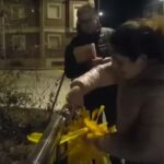Así acosan los independentistas a una joven que retira lazos amarillos en un pueblo de Gerona