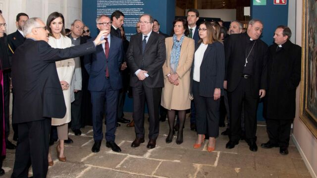 La Reina Letizia escucha atentamente las explicaciones del comisario de la exposición, Juan Álvarez Quevedo; en presencia de Herrera, Ibáñez, Guirao, García Cirac, Celia Izquierdo y Fidel Herráez, entre otras personalidades
