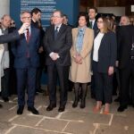 La Reina Letizia escucha atentamente las explicaciones del comisario de la exposición, Juan Álvarez Quevedo; en presencia de Herrera, Ibáñez, Guirao, García Cirac, Celia Izquierdo y Fidel Herráez, entre otras personalidades