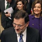 El presidente del Gobierno, Mariano Rajoy (delante), seguido por la ministra de Empleo, Fátima Báñez (d), y la vicepresidenta, Soraya Sáenz de Santamaría, entre otros, a su llegada a la sesión de control al Ejecutivo