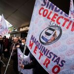 A las 9.00 horas de hoy comenzó en Metro de Madrid la primera de las tres jornadas de paros convocados por el Sindicato del Colectivo de Maquinistas para denunciar "la mala gestión"de Metro de Madrid en el caso del amianto y exigir la dimisión de su consejero delegado, Borja Carabante
