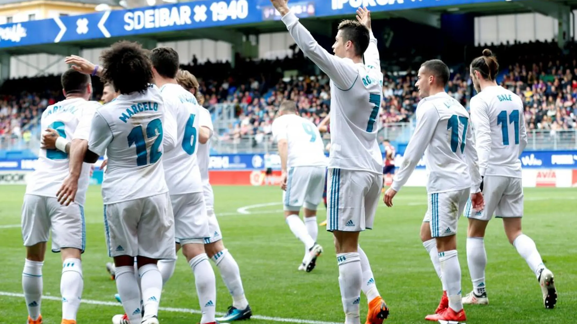 Cristiano Ronaldo celebra con sus compañeros un gol marcado al Eibar, durante el partido de la jornada 28 de LaLiga. EFE/Juan Herrero.