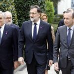 El presidente del Gobierno, Mariano Rajoy, el líder del grupo parlamentario PPE en el Parlamento Europeo, Manfred Weber (d), y el presidente del Parlamento Europeo, Antonio Tajani (i).