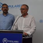 LA RAZÓN. El portavoz del PP en la Asamblea, Víctor Martínez, junto al diputado regional, Domingo Segado, ayer tras presentar la moción forzando al Gobierno central a reformar la financiación