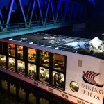 El crucero tras chocar con el puente