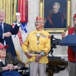 El presidente Donald Trump recibió el lunes en la Casa Blanca a un grupo de nativos americanos