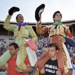 David Mora y José Garrido saliendo a hombros por la puerta grande de la Plaza de Toros de Los Campos Góticos de Palencia