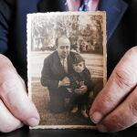 Recuerdos. Imagen de Gil-Robles con su hijo, que sostiene la foto