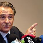 El exentrenador del Valencia, el italiano Cesare Prandelli, durante la rueda de prensa en la que ha explicado las razones por las que ha presentado su renuncia como técnico valencianista.