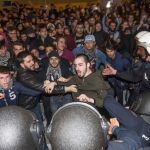 Un momento de los altercados que se produjeron entre la Policía Nacional y participantes en la manifestación celebrada el jueves por las calles de Murcia con motivo del Día de la Mujer