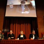 Los diputados electos Carles Puigdemont (c), Clara Pontasí (i) y Lluís Puig (d), participaron telemáticamente desde Bruselas en la reunión celebrada en el Parlament