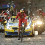 El uso de los intermitentes en adelantamientos a ciclistas