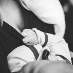 Bebé recién nacido en el pecho de su madre